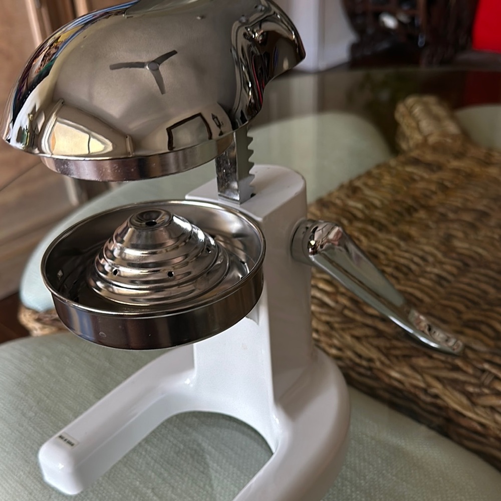 Mighty OJ Metrokane Silver and White Citrus Juicer for Modern Kitchens. - Picture 8 of 10